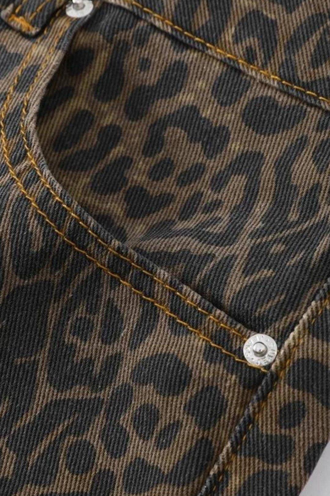 detalhes Calca Jeans Wide Leg com Estampa de Leopardo