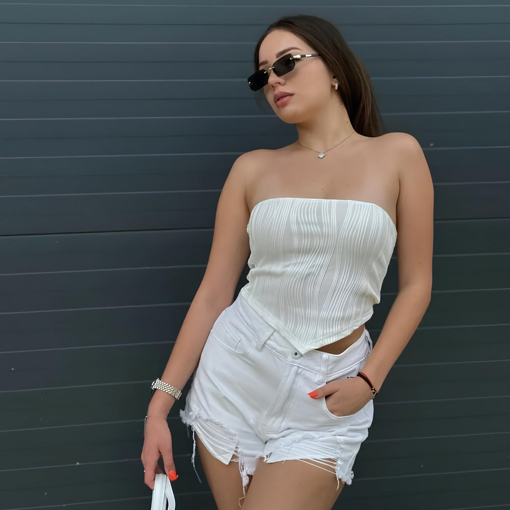 mulher usando Top Tomara Que Caia Branco de Malha Texturizada Mixe